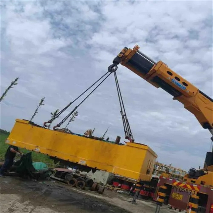 郧阳吊运集装箱的吊车